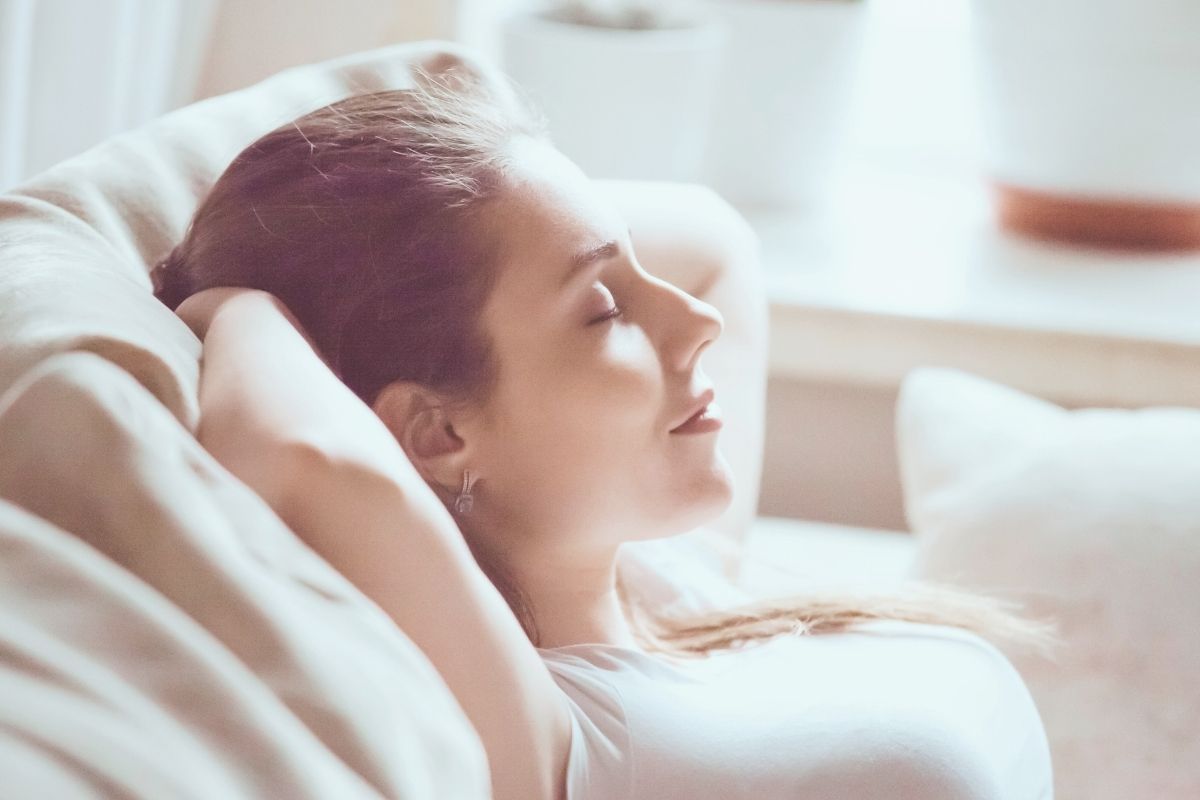 Entspannte Frau als Symbol für die Wirkung von Energiearbeit