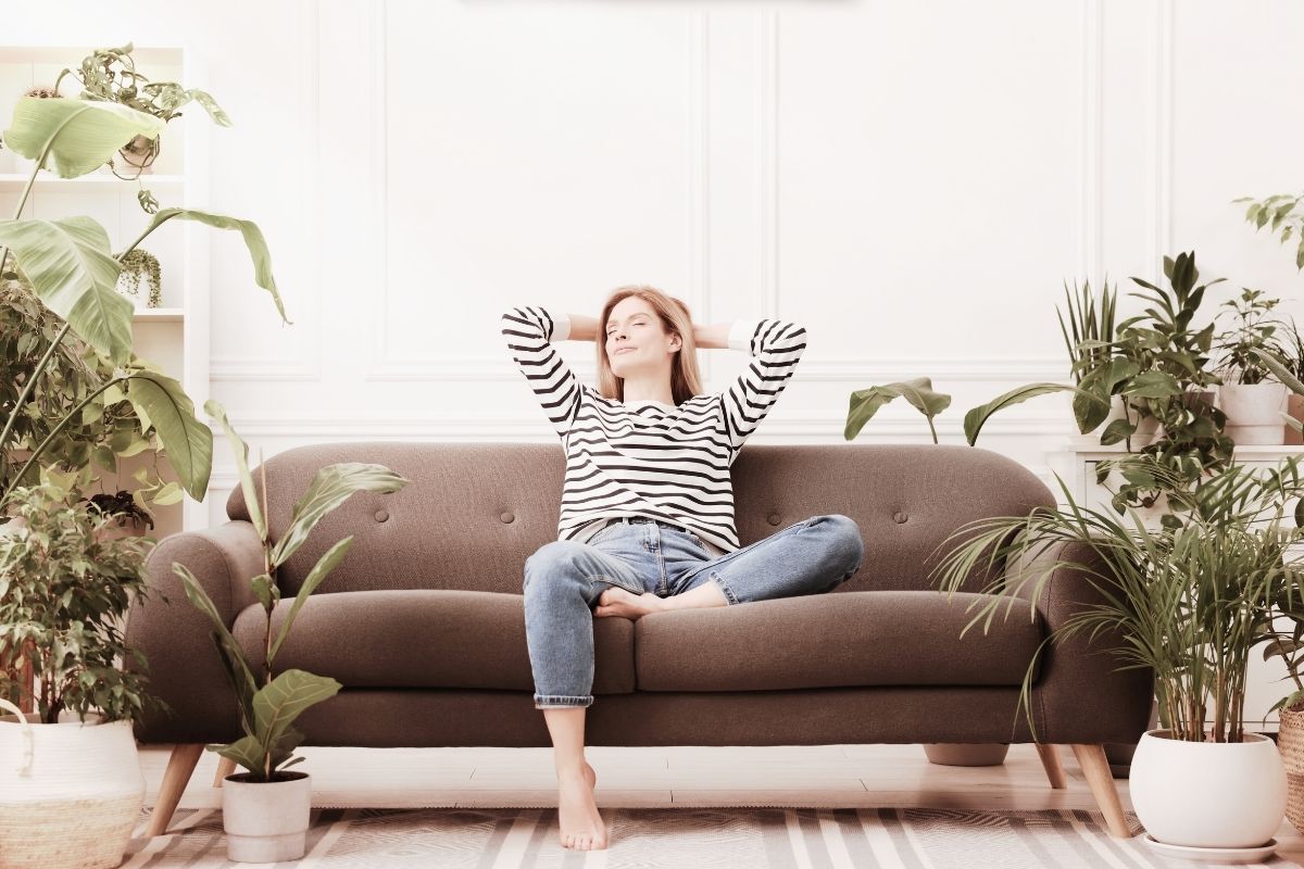 Frau auf dem Sofa während einer stillen Sitzung